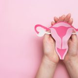 子宮内膜症で生理がこない？考えられる原因と対処法、受診の目安を解説