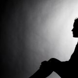 子供のうつ病は親のせい？自責の念に苦しむあなたへ、その問いと向き合う道筋