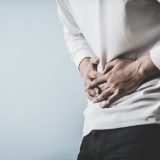 元気なのに下痢が続く大人へ｜見逃せない危険なサインと受診の目安