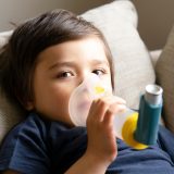 小児喘息は母親のせい？誤解を解き、お子さんと向き合うための真実
